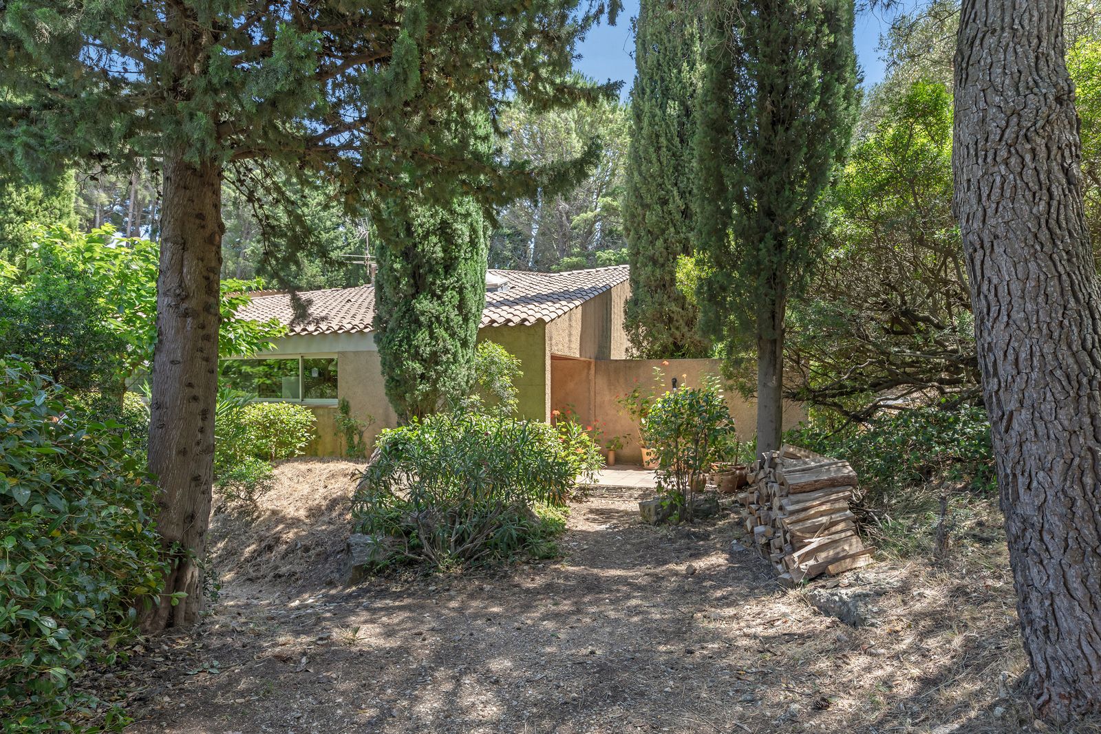 For this residence, Parente was inspired by modernist designed like the Cité Frugès by Le Corbusier and Sea Ranch.