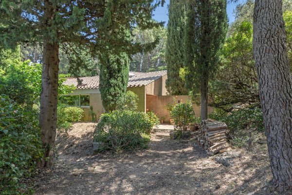 For this residence, Parente was inspired by modernist designed like the Cité Frugès by Le Corbusier and Sea Ranch.