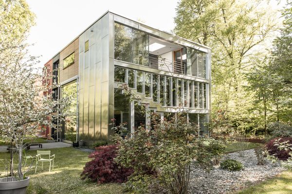 The residence is made up of nine individual units, each with its own distinct exterior identity. When viewed as a whole, they evoke the impression of a barcode, hence the home’s name.