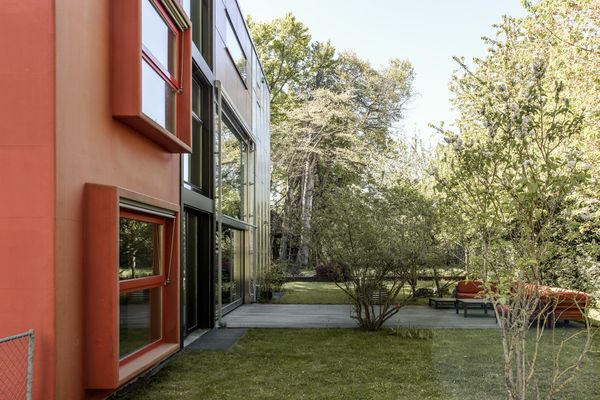 The residence is made up of nine individual units, each with its own distinct identity at the exterior that, when viewed as a whole, lend the home its nickname of 