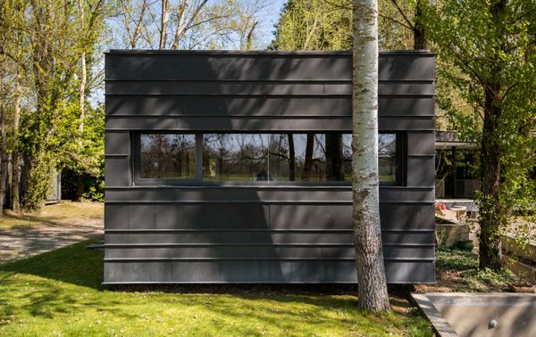 To meet the high-performance requirements, the house has a timber-frame structure, and a pre-patinated standing-seam zinc facade punctuated with ITR Bioclean glass.