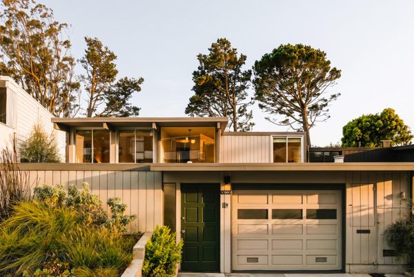 This recently updated home was designed in 1962 by architect Claude Oakland for famed real estate developer Joseph Eichler.