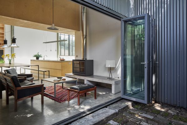 The former furniture workshop was adapted for daily life by Lisa Shell Architects