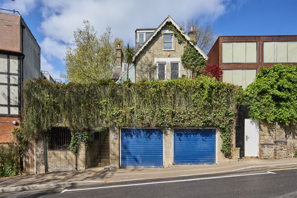 Renovated in the ’70s by architect John Winter, this brick house in London pairs 1880s details with glass blocks and overflowing gardens.