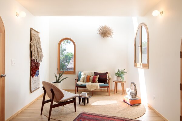 Interiors feature white oak composite flooring. The skylight well above 