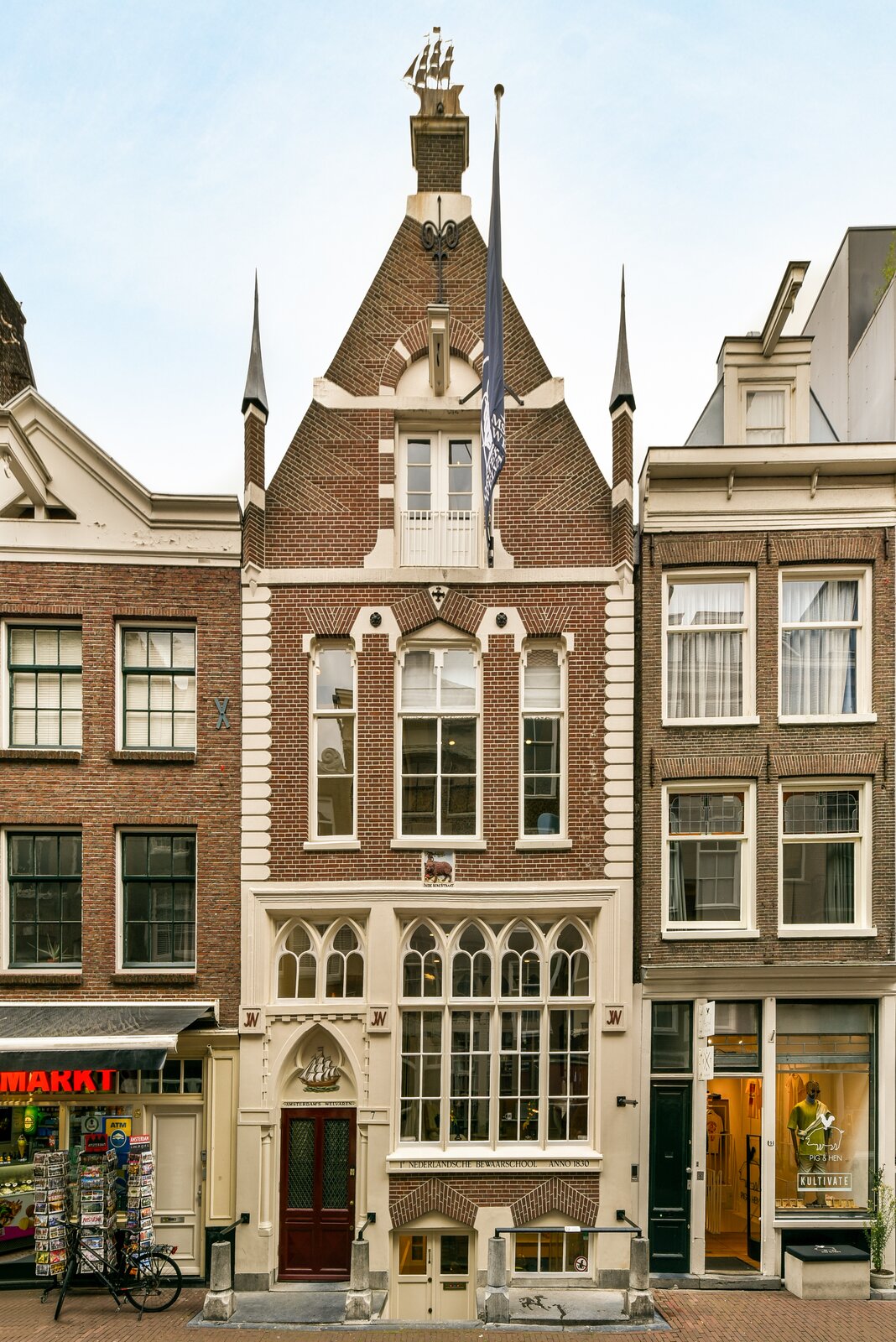 The facade is remarkably unique for the city, built in the rare Willem II Gothic style. Architectural classes are often given in front of the house to students learning the evolution of Dutch architecture.