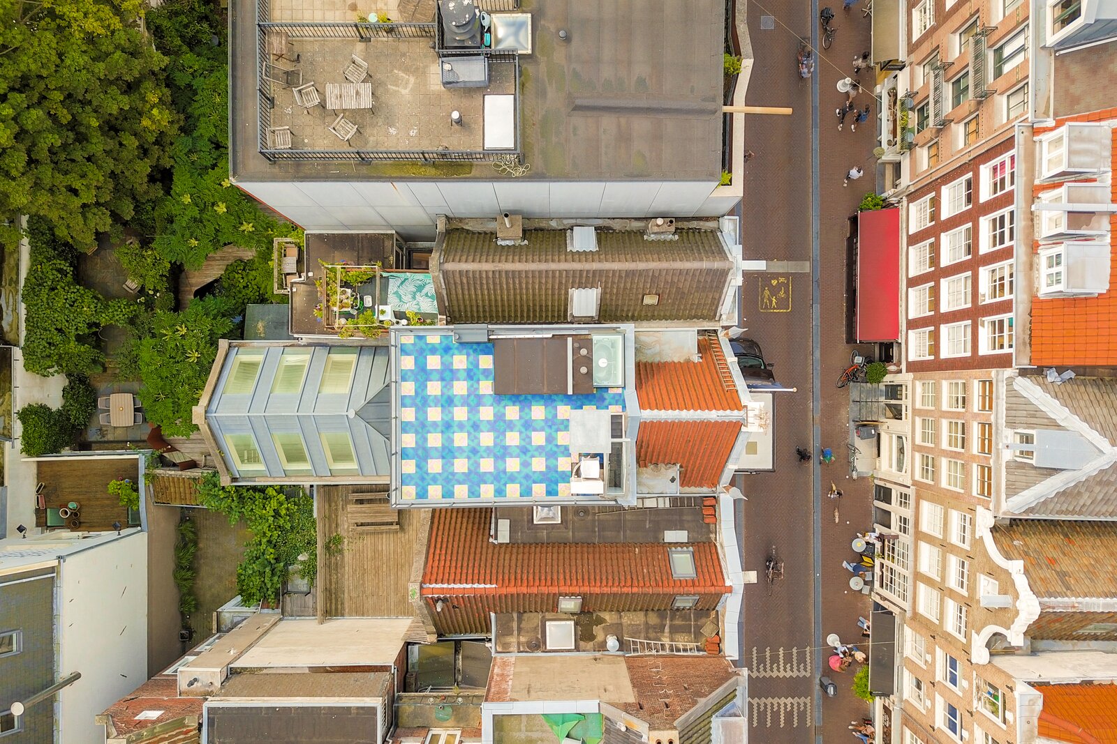 The basketweave tiles were selected for roof as a wink to Delft Blue, the famous Dutch pottery, and so that the building could be easily found on Google Earth.
