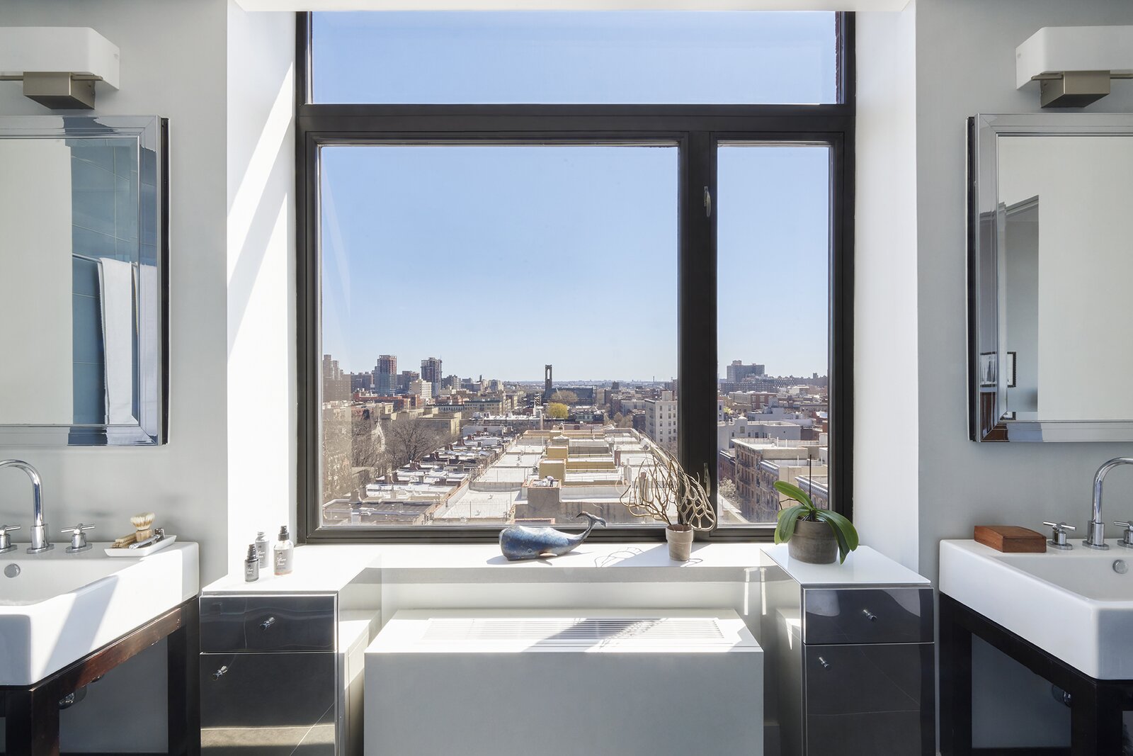 Photo 14 of 16 in Harlem Light-Filled Duplex Penthouse by Elizabeth ...
