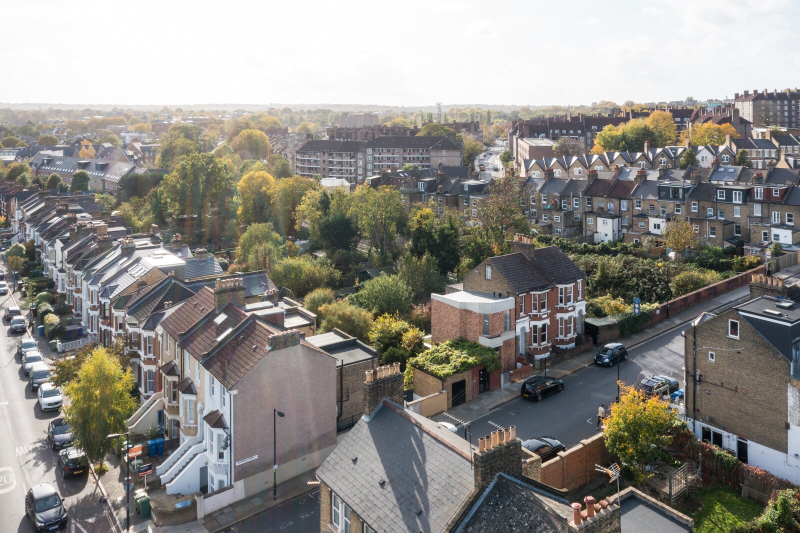 photo-1-of-14-in-947-square-feet-of-house-fit-between-a-london
