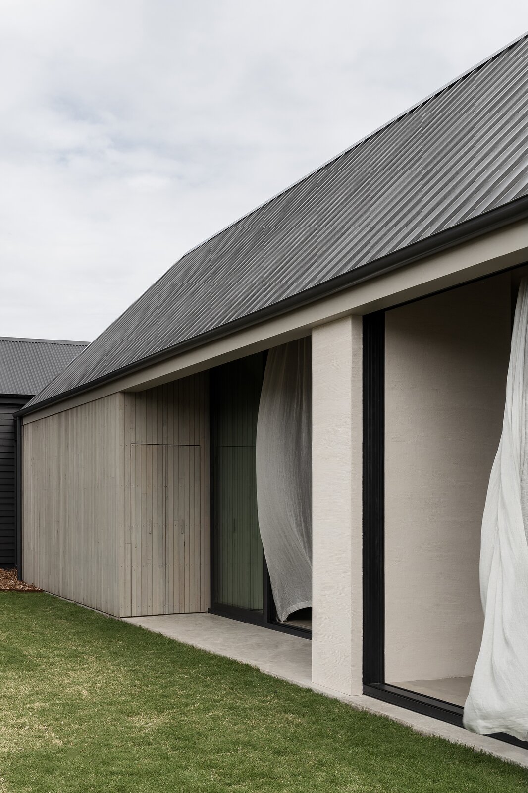 Photo 3 of 13 in Barwon Heads House by Adam Kane Dwell