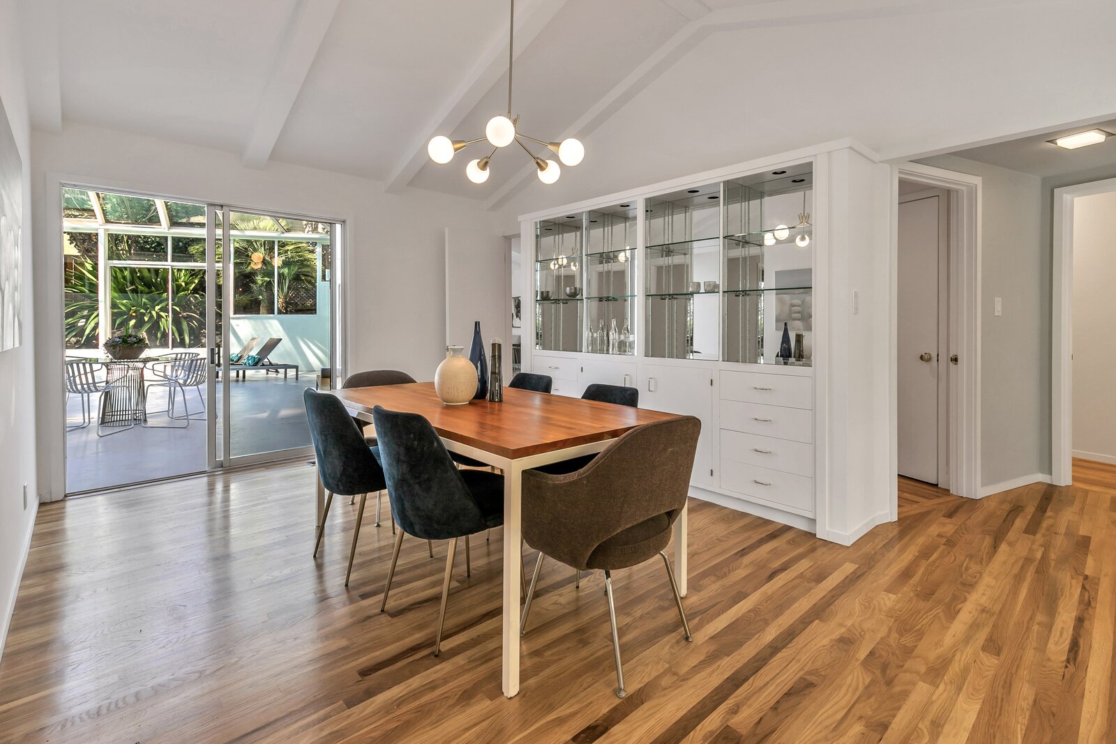 Photo 7 of 13 in MidCentury Modern Refresh on Sunset Court by