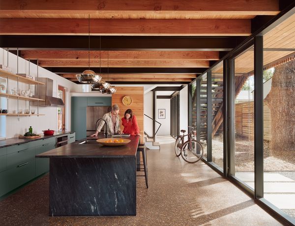 Matt (a solutions engineer) and Leah (a medical writer) Ray met at the University of Texas Austin—coincidentally the same school where architects José Minguell and Laura McQuary met years earlier.