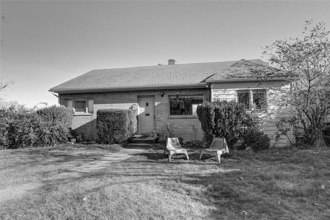 Before: The house’s exterior, with neglected, overgrown landscaping, left much to be desired. 