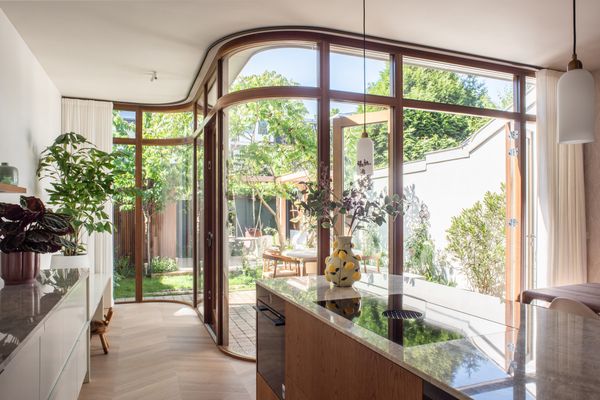 When Michael Cerrone of HOP Architects first proposed the curved, Art Deco-inspired design for the ground-floor extension he didn’t expect his client to go for it.