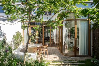 With a Wall of Curved Glass, This "Boxy" Utrecht Home Finally Found Its Flow