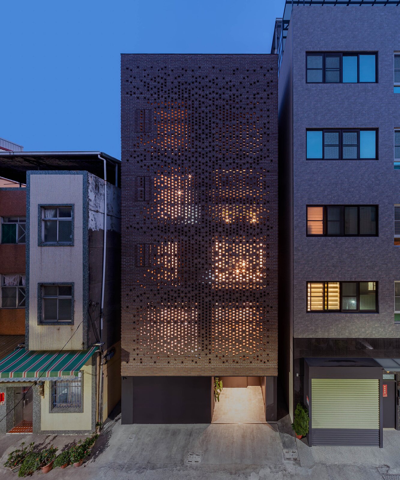 Photo 4 of 36 in The Veil House by Paperfarm Inc Dwell