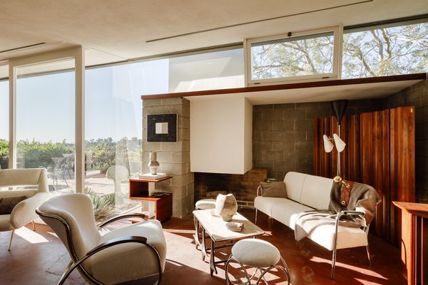 The original owner, Jules Salkin, met architect John Lautner at Frank Lloyd Wright's Taliesin Fellowship, later commissioning Lautner to design the home. Salkin was a polymath: a concert violist, contractor, developer, architect, and attorney.