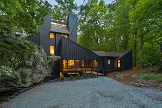 Surrounded by Giant Boulders, an Architect’s Tennessee Cabin Seeks $1.6M