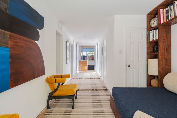 Hoshour designed the home as as a direct tribute to Le Corbusier’s Villa Savoye, a modernist villa outside Paris.