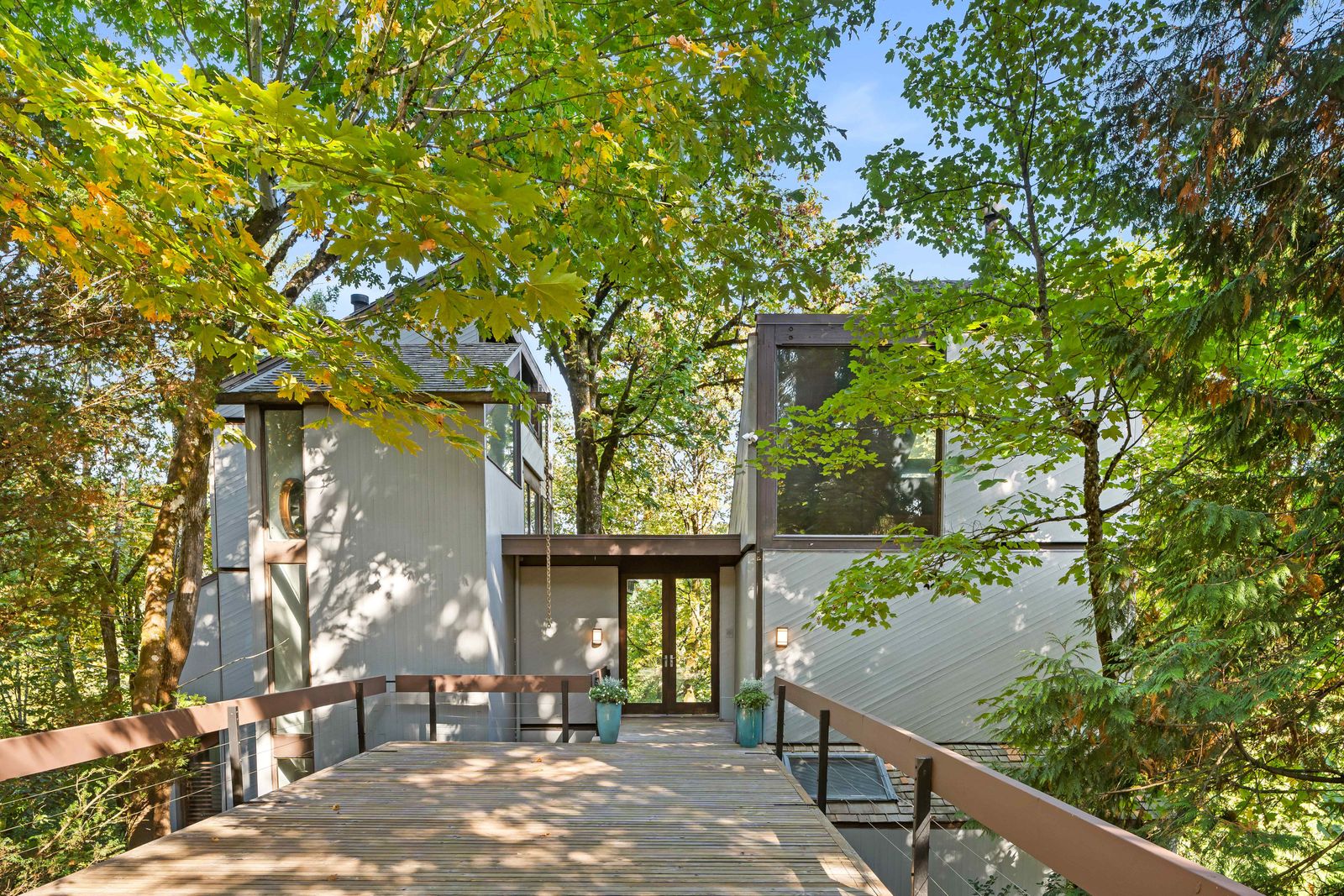 Architect James Oliver’s quirky ’70s home has spiral staircases, suspended fireplaces, a catwalk, and an office perched in the forest canopy.
