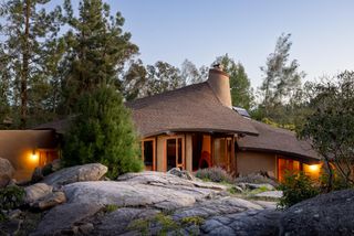 The ’70s Are Alive and Well in This Curvaceous SoCal Home Seeking $2.5M