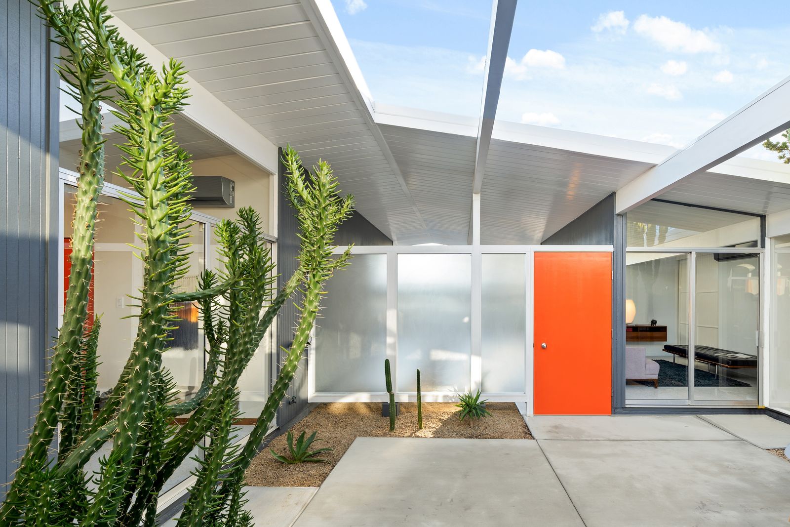 This refreshed 1963 Eichler has all the hallmarks you know and love—including a low-slung roof, post-and-beam structure, and open-air courtyard.