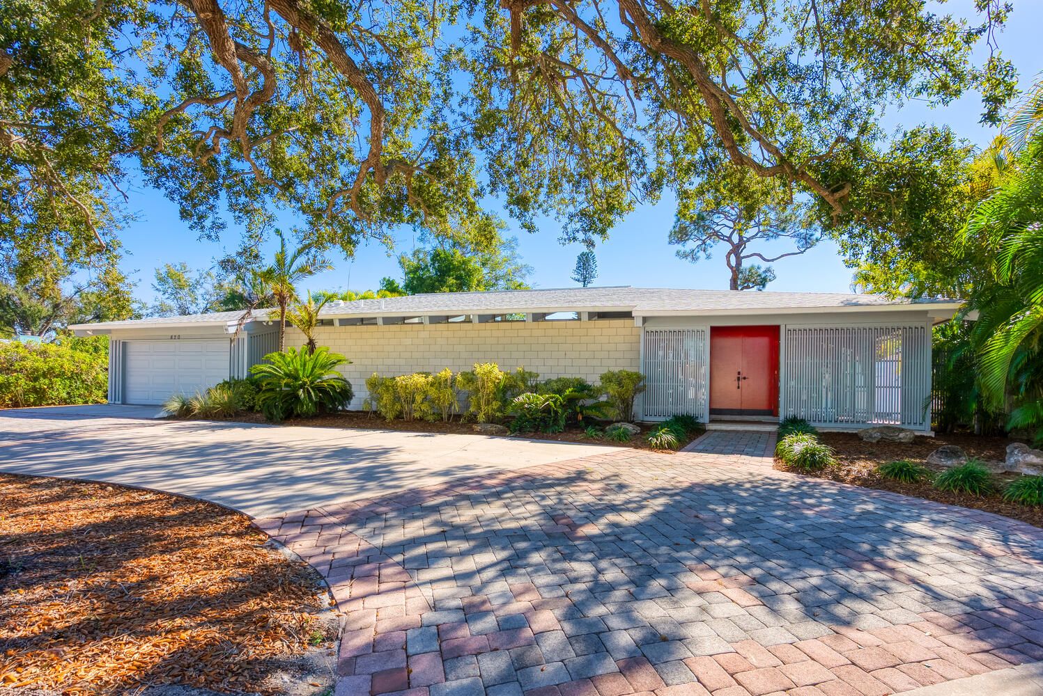 This breezy post-and-beam home by Edward 