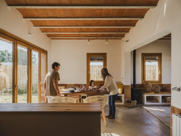 Framed by views of the courtyard, the dining area is positioned within the home’s central circulation path, making it a natural meeting point between the two wings.