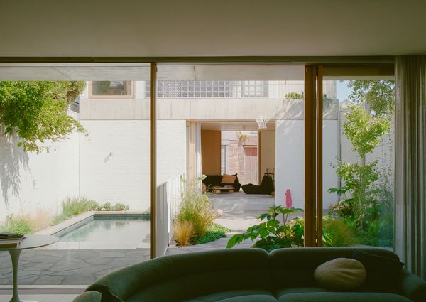 New sliding doors take the family from the main house to the water in a few steps. Only a narrow strip of garden separates the two buildings, so the studio feels like part of the house.