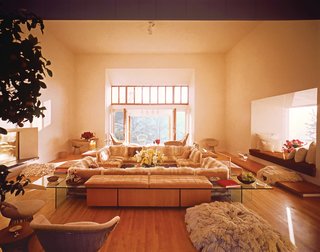 Platner designed his own house in Guilford, Connecticut, in 1970, as a set of pavilions centered on a great room. At the center of the great room was a fur-covered sofa surrounded by more furniture, in tones of taupe and tan, of Platner’s own design.