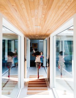 A Modern Lakeside Home in Wisconsin - Photo 5 of 8 -