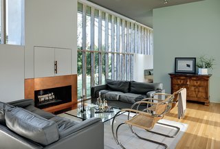 Big windows need massive supports that are hard to disguise. To get unobstructed views, Levy did away with the beams, opting instead to use laminated veneer lumber studs to hold the windows in place. The Poltrona Frau sofas date from the 1980s, and the cane-chrome armchairs are from Gebrüder Thonet Vienna.