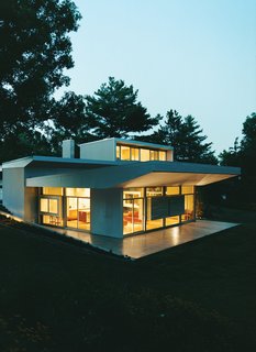 After living in Belgium and Austria for four years, the Bolings decided to resettle in Cincinnati, Ohio, where both had gone to school. Terry, a seasoned architect and professor of architecture at the University of Cincinnati, spent four years transforming a 1940s brick box into a modern, aluminum-trimmed home.