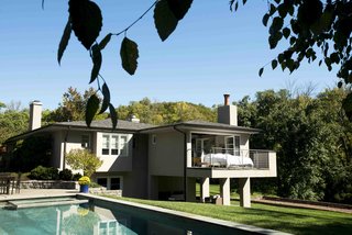 Thanks to a folding glass wall and a custom-built bed, dreams of sleeping under the stars came true for a Cincinnati, Ohio couple.
