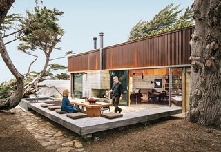 Ramirez and his partner, Sarah Mason Williams, dine at a sequoia table by Redwood Burl next to a hulking juniper tree that they asked the architects to preserve as a centerpiece of the property.