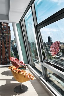 Eye in the Sky: Urban Apartment Overlooking NYC's The High Line - Photo 9 of 9 -