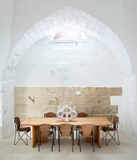 Ludovica Serafini and Roberto Palomba, who work as Ludovica+Roberto Palomba, commissioned a dining table of their own design from Exteta and paired it with Abanica chairs by Oscar Tusquets for Driade.