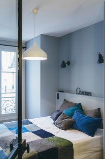 If This Paris Apartment's Retro Style Doesn't Win You Over, its Punchy Wallpaper Will - Photo 2 of 7 -