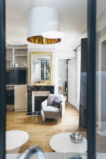 If This Paris Apartment's Retro Style Doesn't Win You Over, its Punchy Wallpaper Will - Photo 5 of 7 -