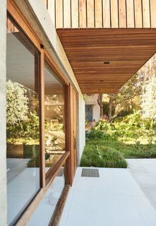 The house was designed as a long, linear structure to accommodate the residents’ request that visitors always feel connected to the site as a whole.