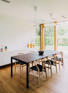 In the dining room, Wishbone chairs by Hans J. Wegner surround a 195 Naan table by Piero Lissoni.