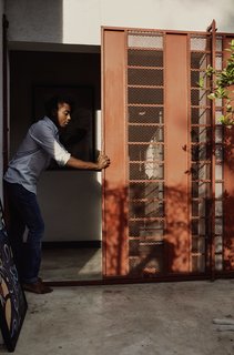 Prézeau-Stephenson also designed and built the sliding metal door. Azor’s home has no front gate, so every window is also secured with metal bars.