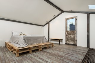 Amazing House is Half Historic and Half Modern - Photo 10 of 11 -