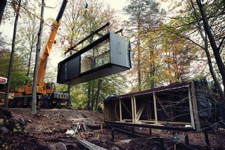 The rapid construction of prefabricated homes is due to the fact that they arrive on-site with the majority of their construction components in place.