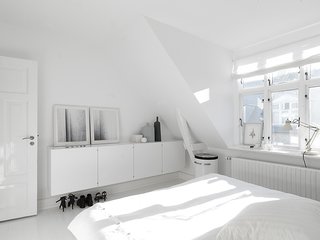 Black, White, and Gray All Over: Monochromatic Copenhagen Townhouse - Photo 5 of 12 -