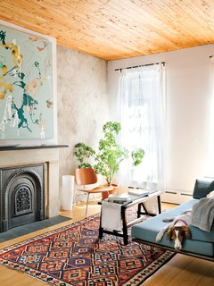 In the living room Daphne the dog keeps company with a Case Study Day Bed from Modernica, a LCM chair by Charles and Ray Eames for Herman Miller, and a painting by the Brooklyn artist Joyce Kim.