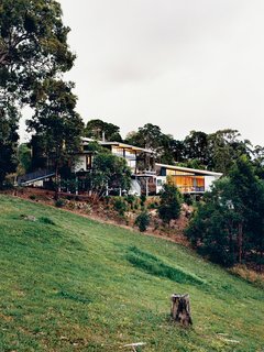The Tinbeerwah house and studio keep a low profile among the site’s eucalyptus trees.