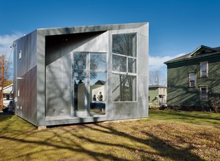 To manage costs, Yarinsky and Bernheimer kept things simple. Fiber cement panels and corrugated aluminum, coated with a clear textured finish to prevent corrosion, were used for the exterior.