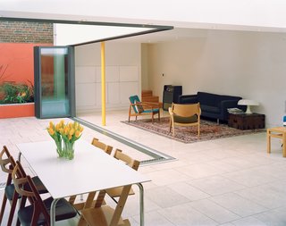 The glass wall separating the main living area and the inner courtyard garden opens like an accordion to create a barrier-free transition. Built-in planters along the walls of the courtyard add greenery without eating into the valuable surface <br><br>area of the courtyard.