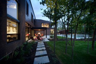 Near Montreal, a House Connects With Its Surroundings - Photo 6 of 7 -